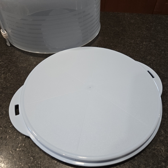Tupperware Round Cake Taker - Blue Base - Picture 4 of 4
